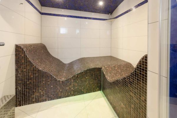 Cabina di vapore con lettini per bagno turco