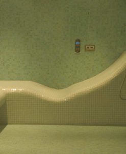 Chaise longue dans le bain de vapeur