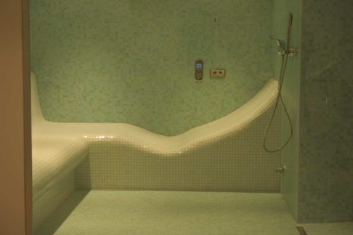 Chaise longue dans le bain de vapeur