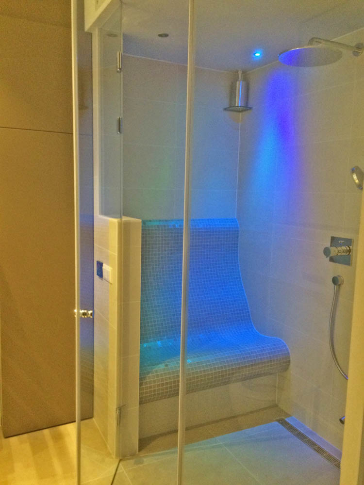 Begehbare Dusche mit Sitzbank
