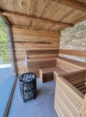 Poolhaus im Garten mit Sauna und Dampfkabine