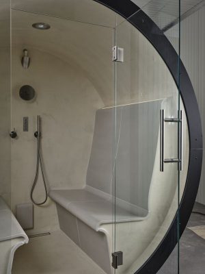 Luxusdampfbad mit Kachelsitzen