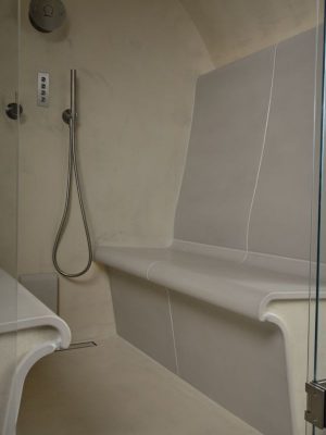 Luxusdampfbad mit Kachelsitzen